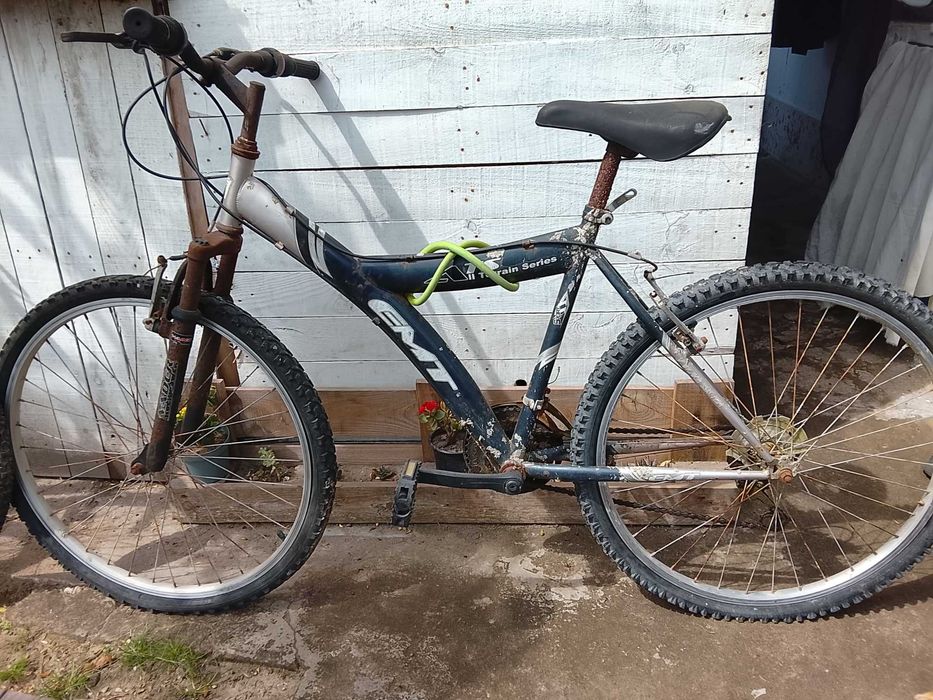 Duas bicicletas + pneu suplente