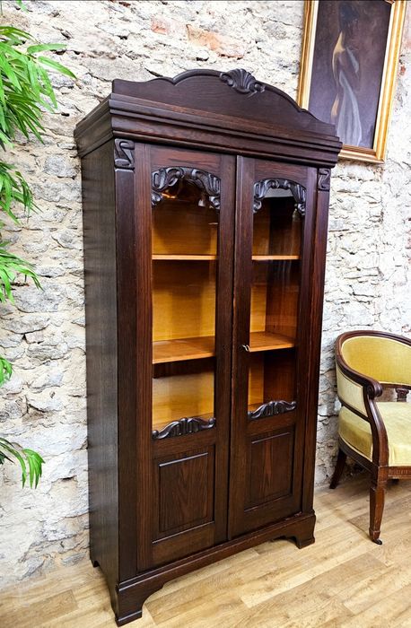 Stylowa witryna drewniana – rzeźbiona, przeszklona, vintage