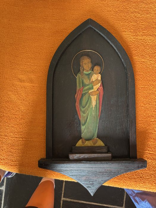 Oratório de madeira da Virgem Maria e o Menino Jesus.