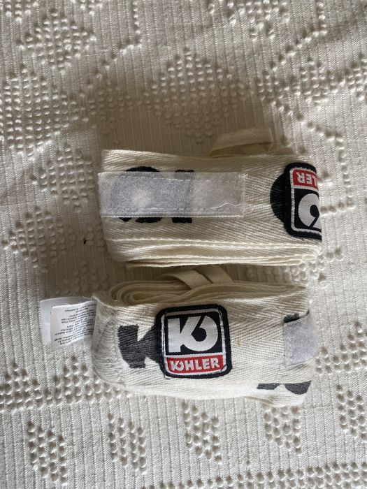 Luvas de boxe e proteções de perna