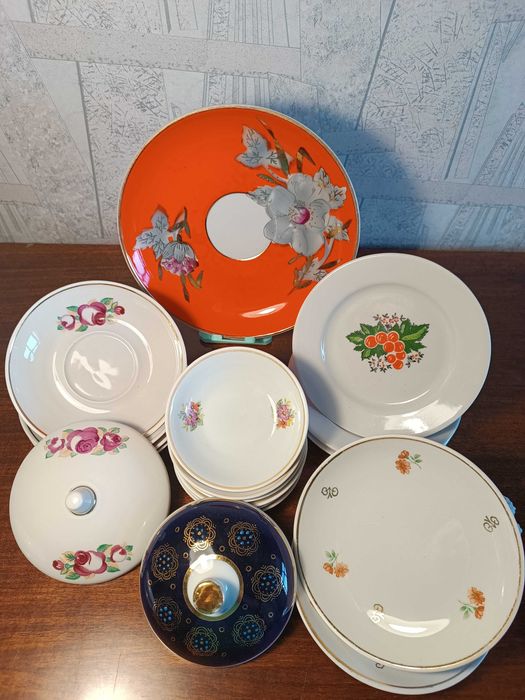 Продаю наборы блюдец, соусников, крышечки от маслёнок.