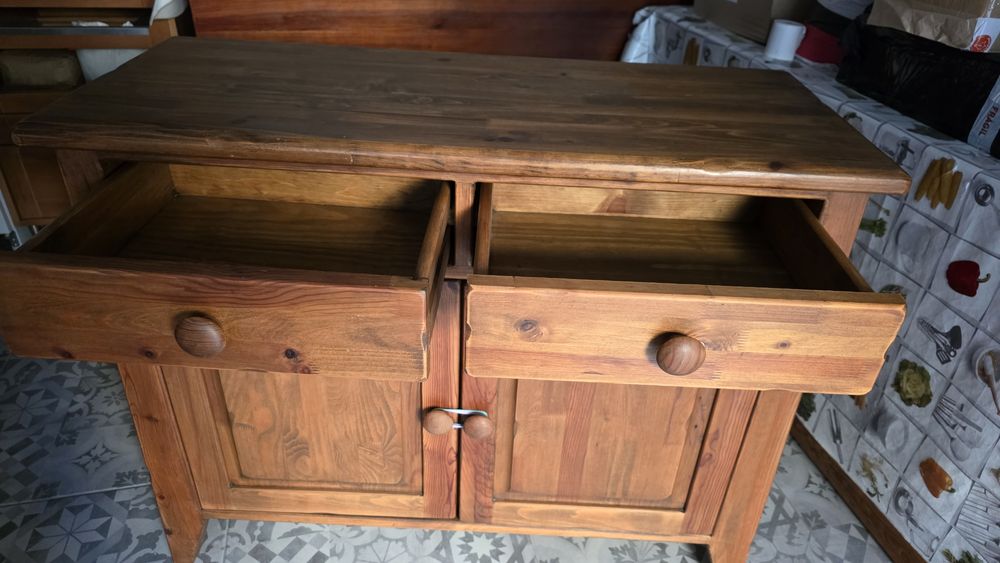 Conjunto de móveis em madeira maciça e em excelente estado.