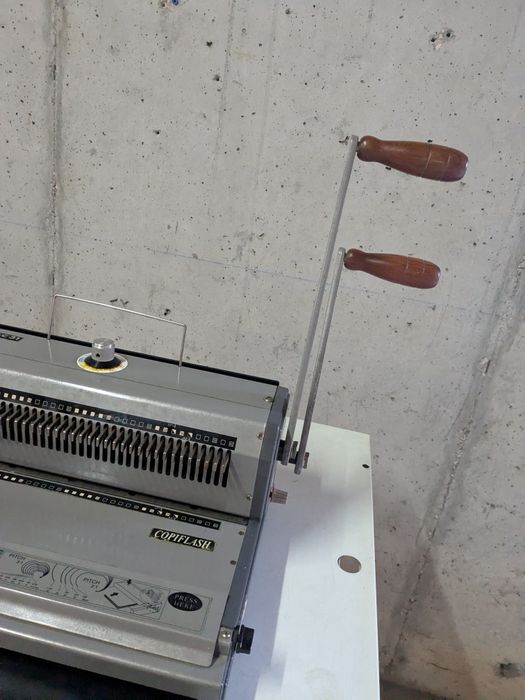 Máquina de encadernar argolas WireMac 31