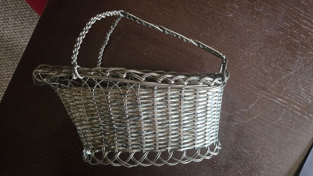 Metalowy koszyczek do serwowania wina