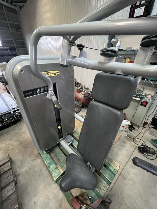 Zestaw 15 maszyn Technogym z serii- Element