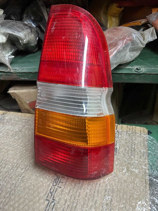 Правый задний фонарь для Ford Escort VII Estate 91AG13A602, 137824-00