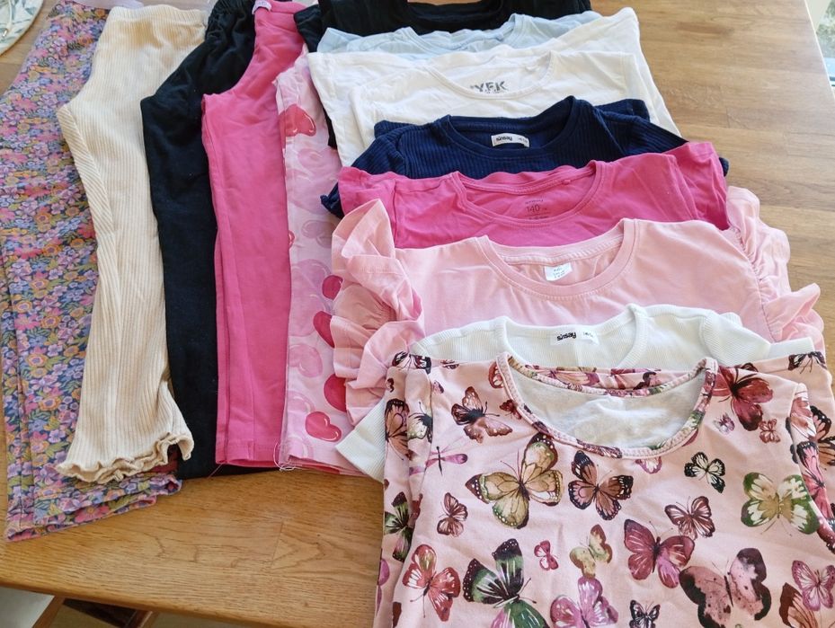 Paka ciuchów na dziewczynkę 122-128 plus gratisy.