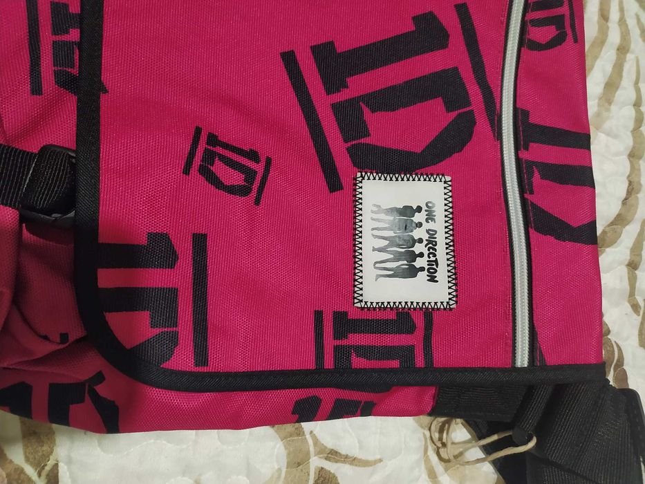 Mochila a tiracolo one direction