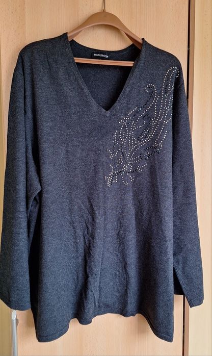 szary sweterek z aplikacją