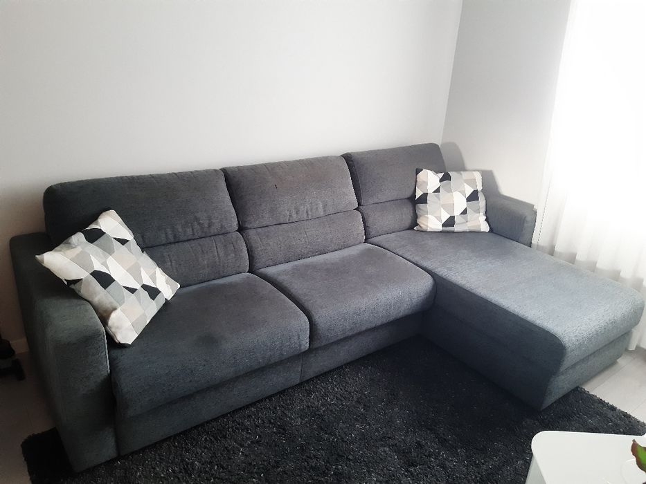 Sofá cama com arrumos, muito confortável.