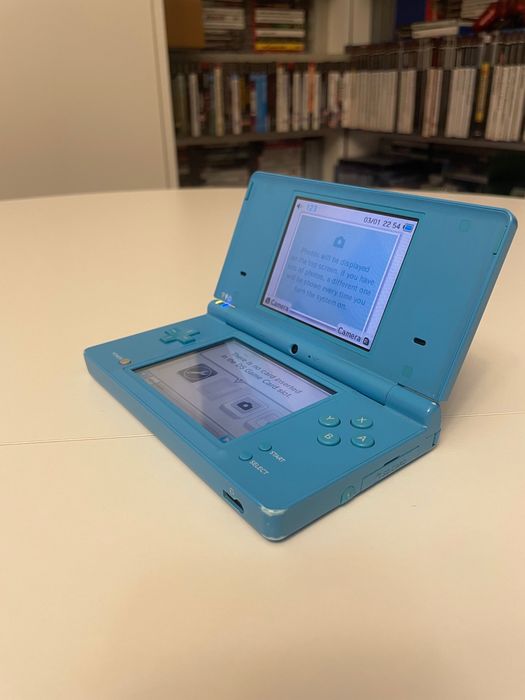 Konsola Nintendo DSi, z ładowarką
