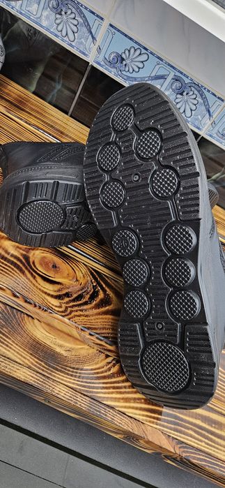 Кросівки зимові.