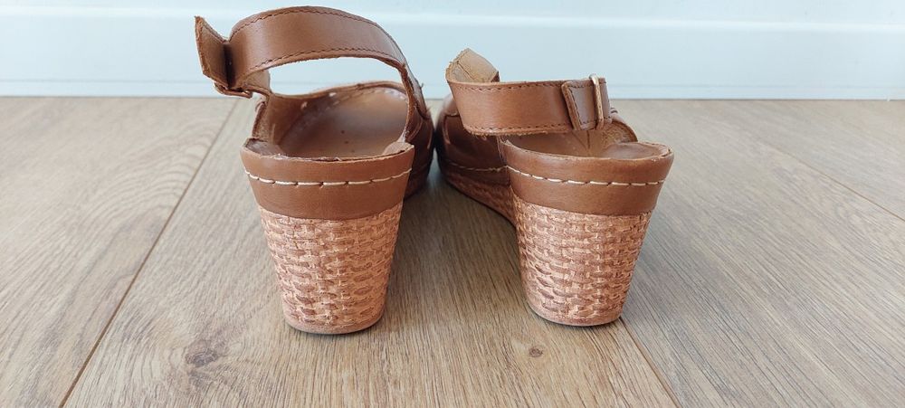 Lasocki CCC r.39 brązowe skórzane sandały na koturnie