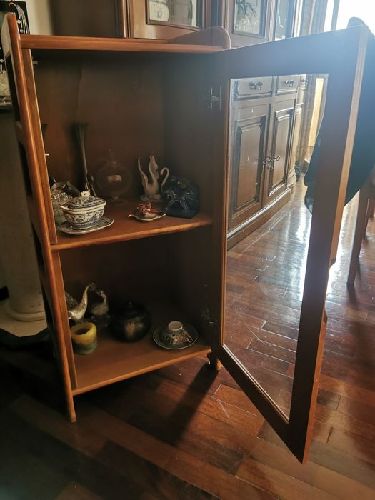 Vitrine com loiças e adereços