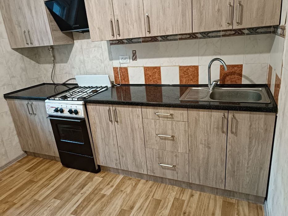 Продам кухонну стінку з витяжкою і раковиною