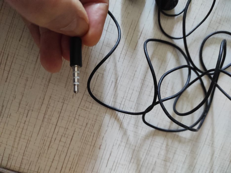 Наушники проводные  к мобильному телефону