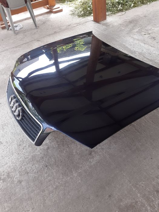 Капот Audi A6 2004 року.