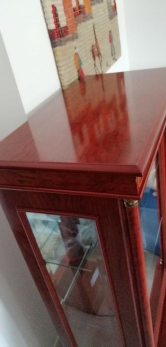 Cristaleira pequena (Nogueira), como nova, para desocupar.