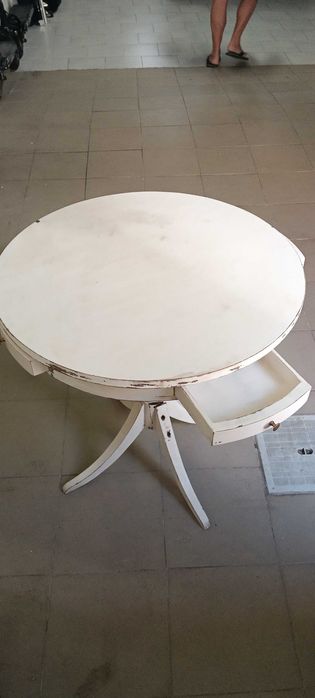 Mesa redonda em madeira maciça