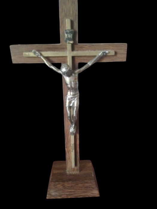 Crucifixo / Cruz de Mesa Antiga em Madeira e Metal – 28 cm