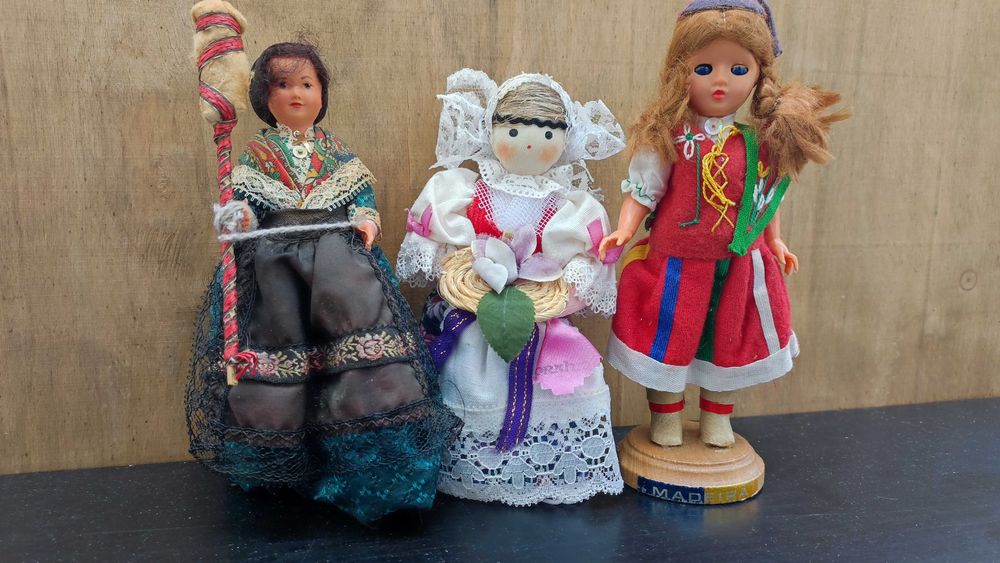 Bonecas com trajes típicos