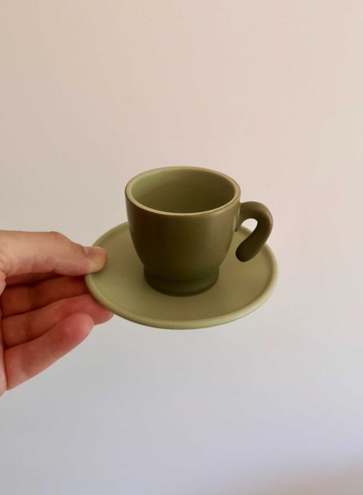 Chávena de café com pires, em cerâmica verde azeitona matte