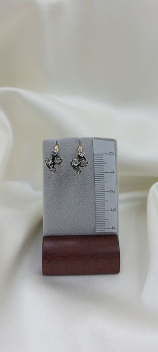 Złote kolczyki z diamentami.