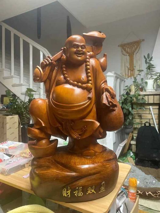 Duża rzeźba Buddy pochodząca z Wietnamu