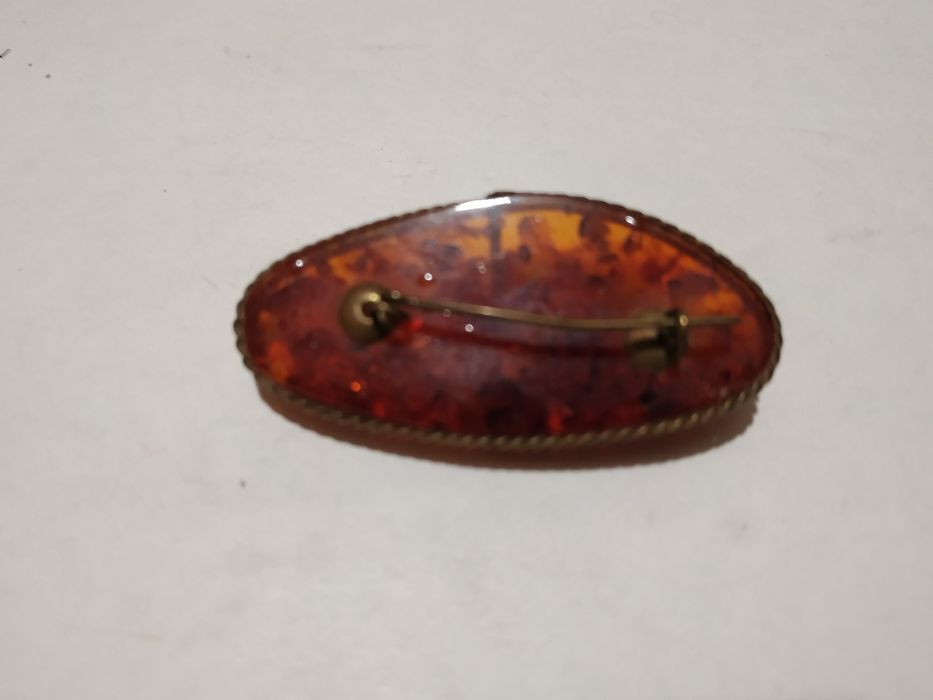 Брошь из янтаря.
