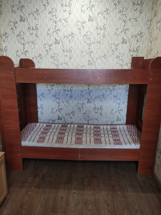 Продам двоярусне ліжко бу в комплекті з двома ортопедичними матрацами