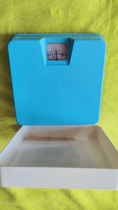 Waga ścienna z PRLu