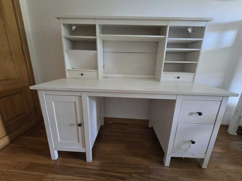 Secretária em Madeira Maciça com Arrumação