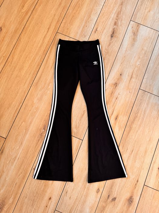 Czarne rozkloszowane legginsy adidas Originals z białymi trzema paskami po bokach