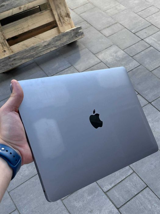 Тонкий та елегантний ноутбук Apple MacBook Air (A2179) у чудовому робочому стані.