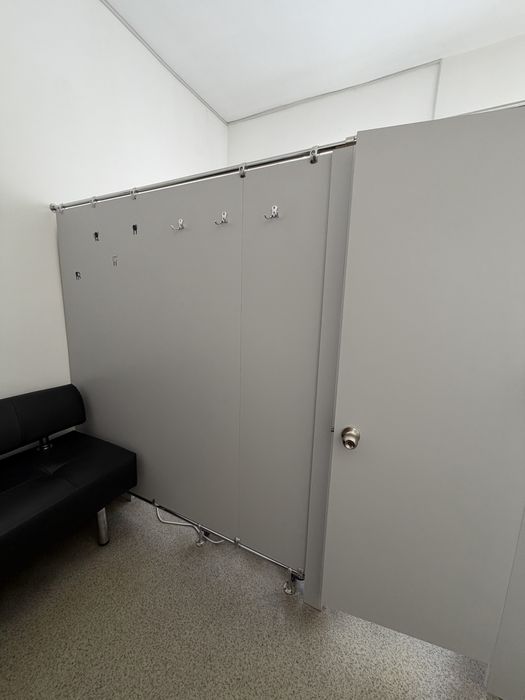 Рецепція з перегородкою та столом