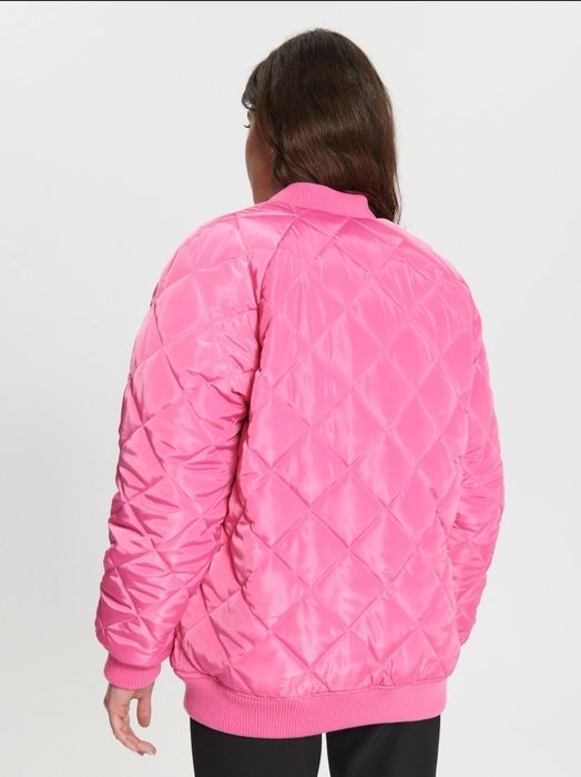 Розова демісезонна куртка жіноча
