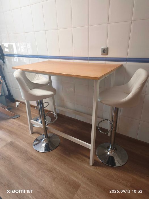 Mesa alta de refeição com cadeiras