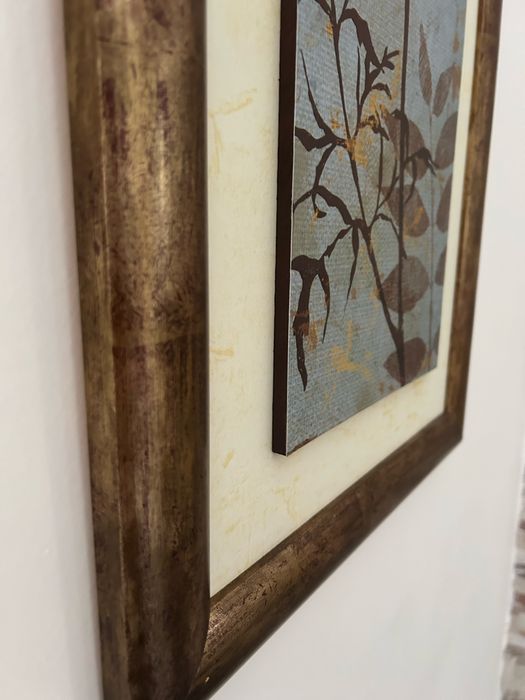 Vende-se quadro, com moldura castanha.