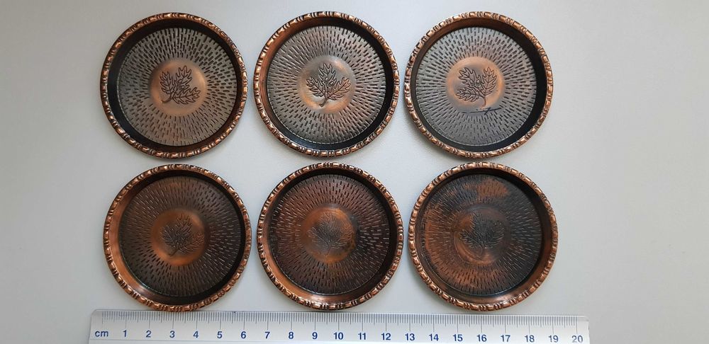 Metalowe podstawki z okresu PRL