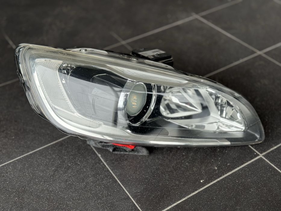 Farol direito Volvo V60
