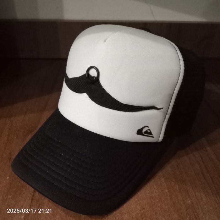 Кепка бейсболка Quicksilver з вусами.
вусами NWT Розпродаж капелюха