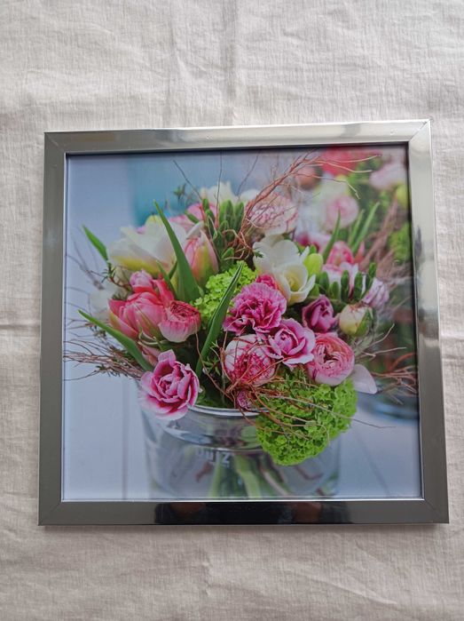 Quadro prateado com motivo floral