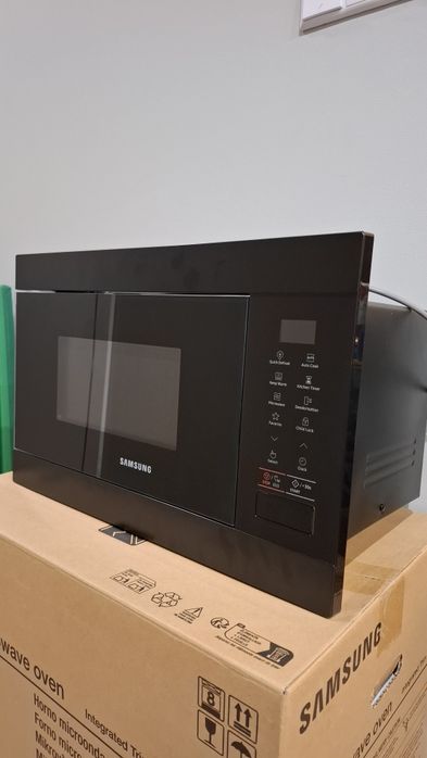 Kuchenka mikrofalowa Samsung do zabudowy MS22M8054AK