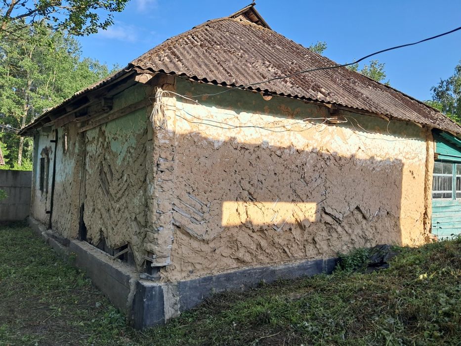 Старий будинок і недострой.