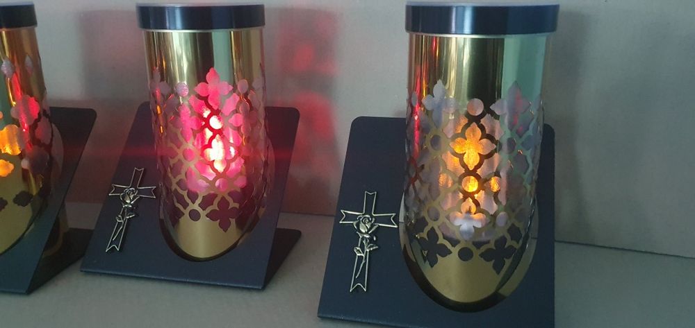 Лампадка на сонячній панелі батареї