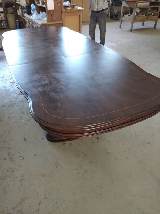 Mesa de jantar em raiz de nogueira