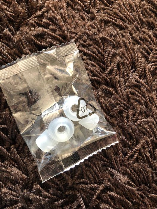 protecção de auriculares novos em plástico