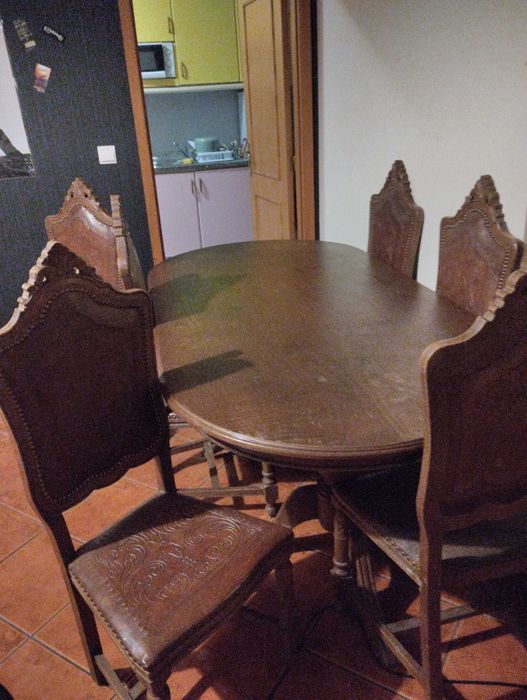 Mesa grande com 6 cadeiras estilo vitoriano