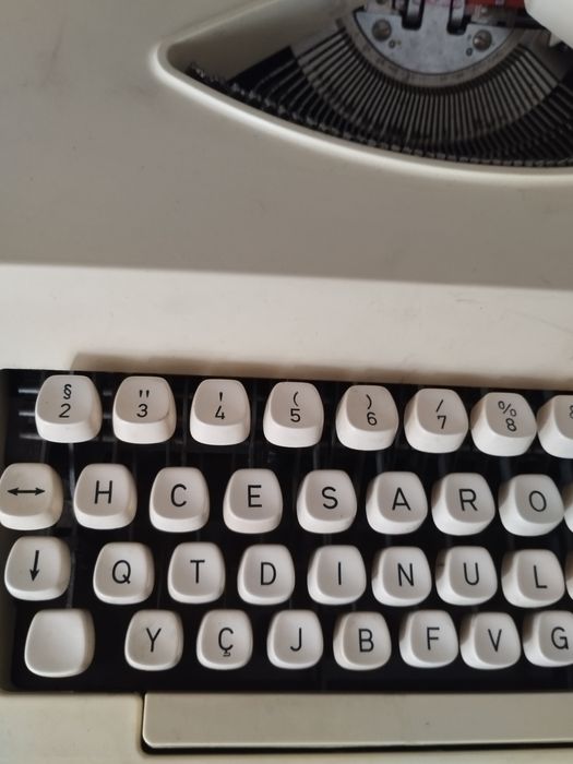 Maquitde escrever antiga, teclado HCESAR