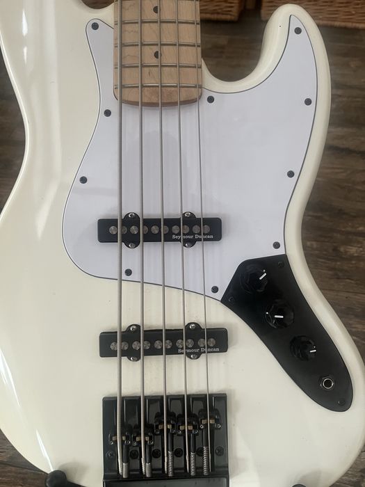 Gitara Basowa Jazz bass squier 5 strunowy